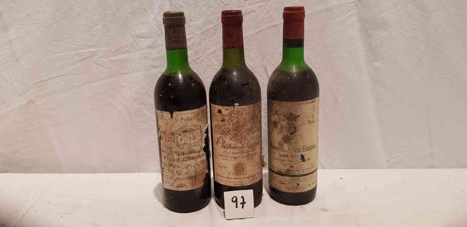 Null Lot of 3 bottles including a bottle Château DE VIAUD 1976 LALANDE DE POMERO&hellip;