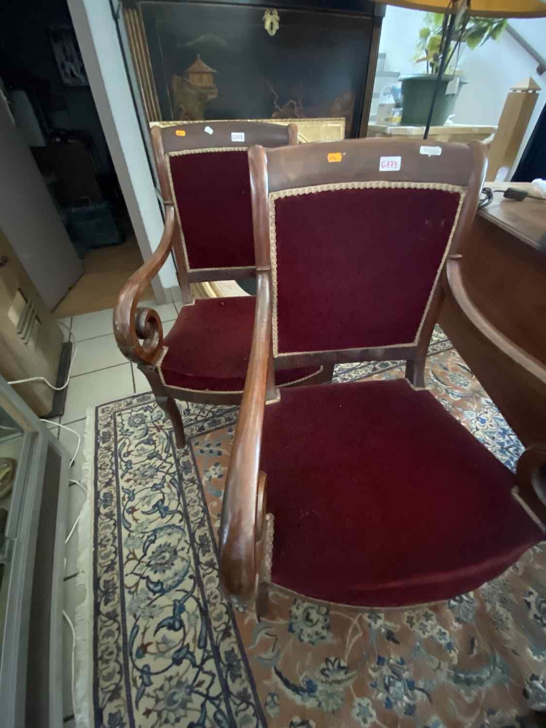 Null 1 一对桃花心木扶手椅，红色天鹅绒座椅和椅背 - 马刀腿和横杆 - 19世纪.