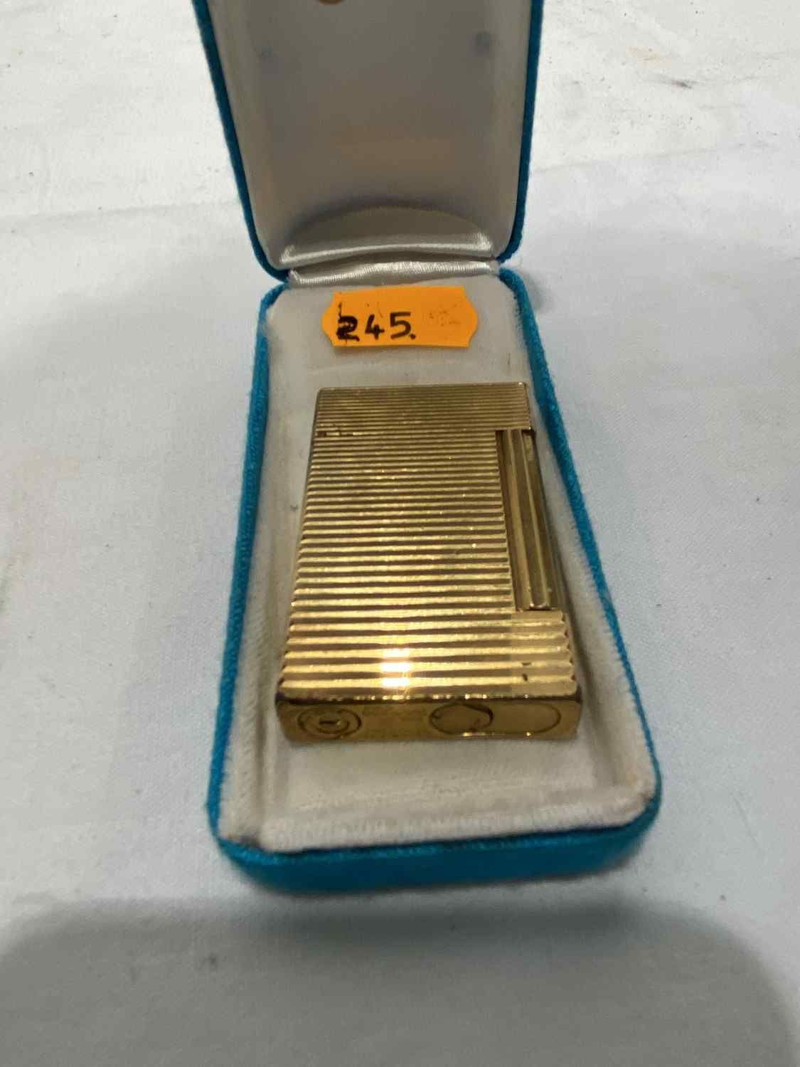 Null 1 Briquet DUPONT en plaqué or dans son étui