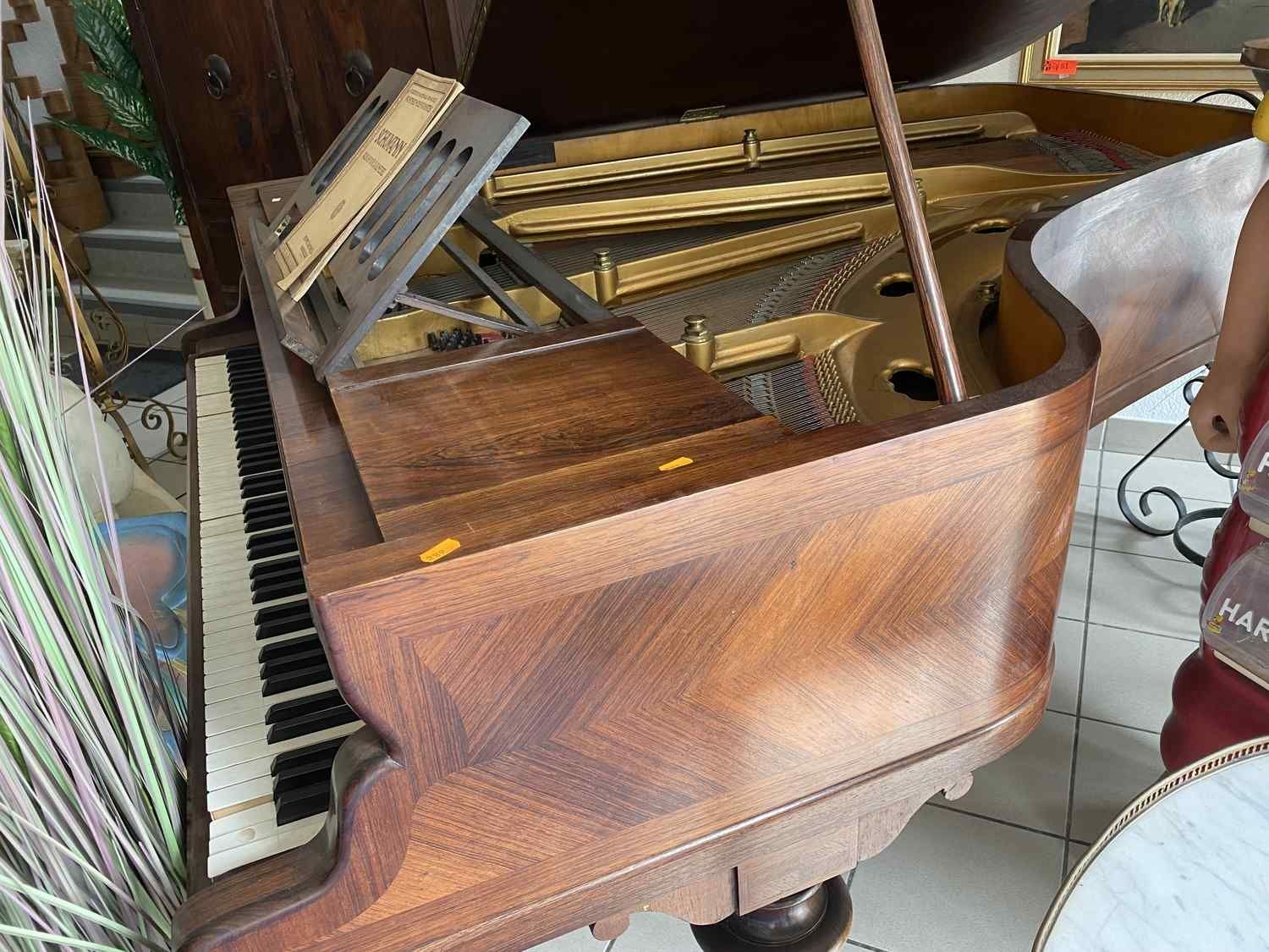 Null 1 Piano demi-queue de marque Erard en bois de palissandre frisé - cadre en &hellip;