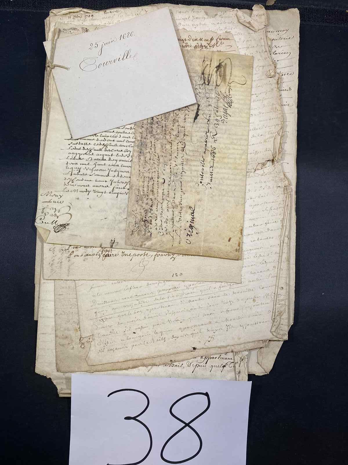 Null 一套关于科坦-德-图维尔家族的手稿文件，共26页，是17世纪末的一捆杂项文件。 1681年1月18日弗朗索瓦-塞萨尔-德-科坦丁伯爵为大图维尔封地提供&hellip;