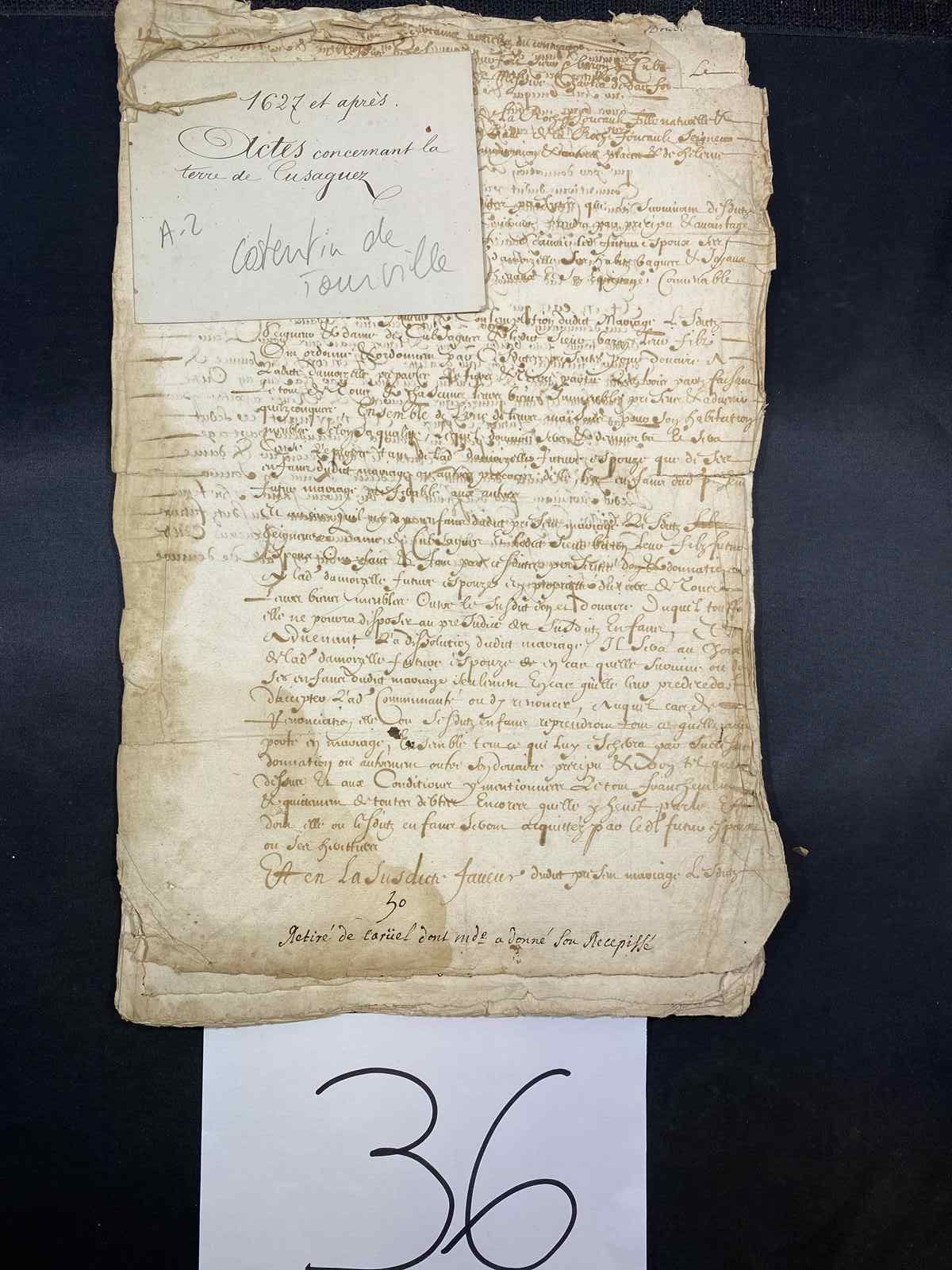 Null 1627年关于库萨格兹土地的法案。一套38页的手写本，有些有明显的折痕，特别是捆绑的第一页，改变了可读性。