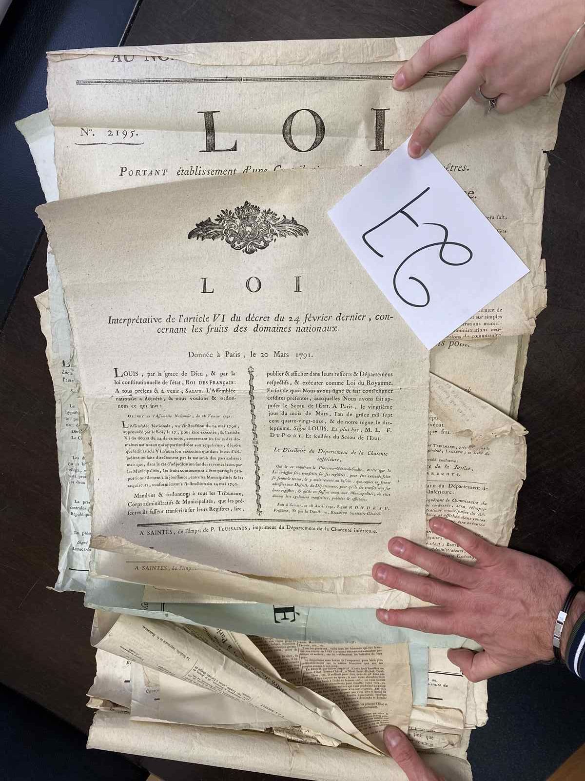 Null 一批关于革命时期下夏朗德省的印刷文件：法律文本、国王来信、谴责书、海报......完整的文本，背面有折页和注释，约24张，包括一封信