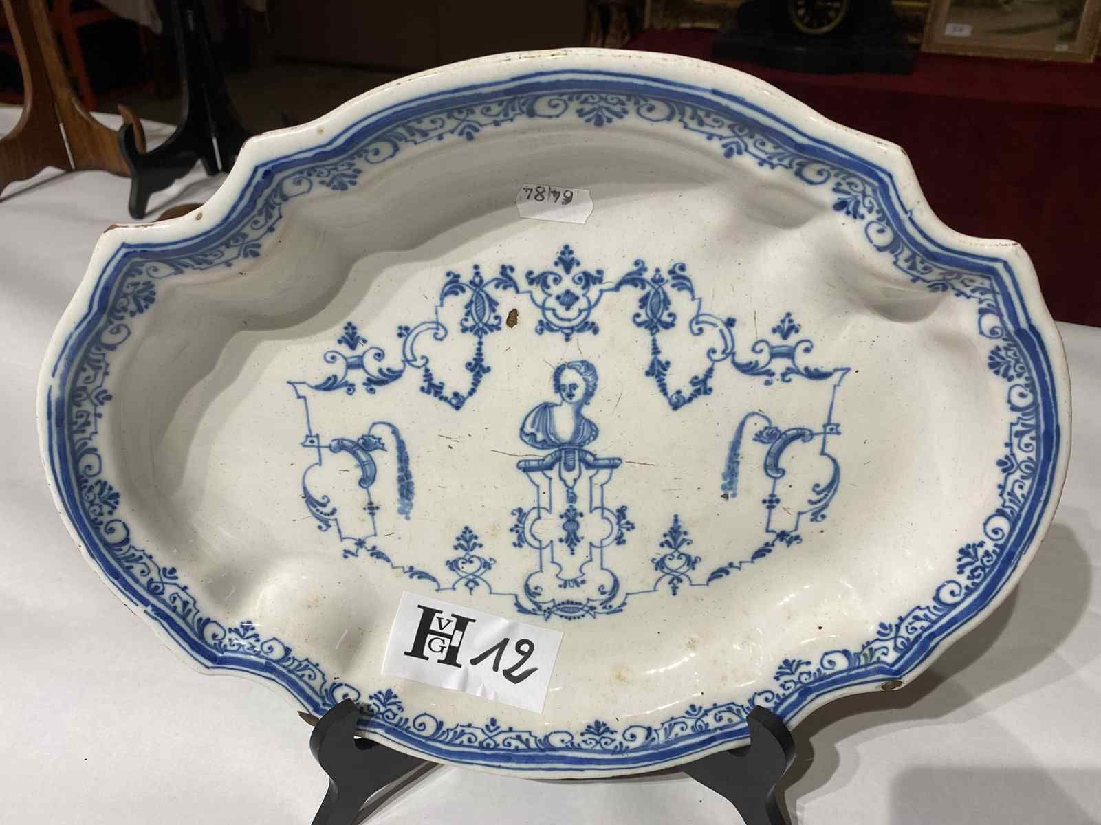 Mise à prix 30 € 
1 Fine earthenware dish from Moustier - 18th century - Berain &hellip;