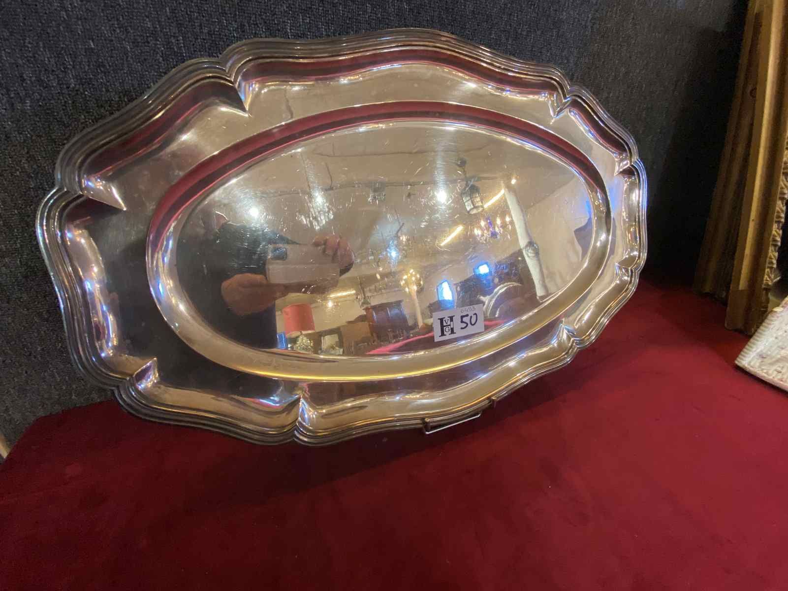 Mise à prix 50 € 
1个
大型路易十五风格的镀银椭圆形鱼盘，装饰有鱼片的轮廓。65 x 40厘米（因使用而产生的划痕）