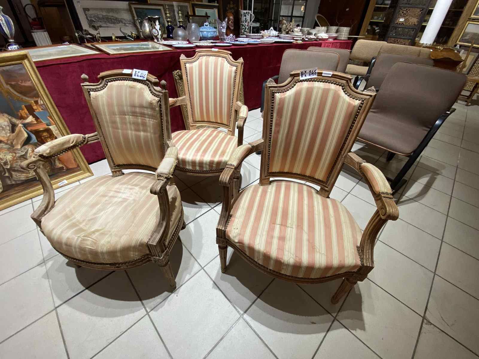 Mise à prix 100 € 
3 sillones de estilo Luis XVI con buenos asientos de crin sin&hellip;
