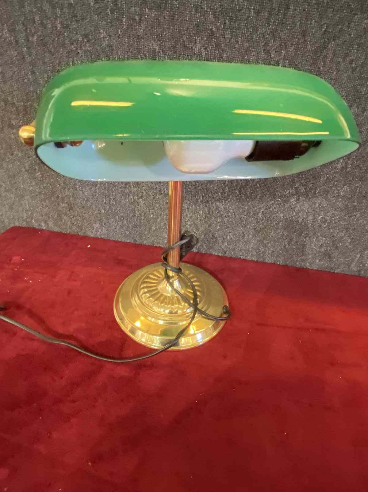 Mise à prix 20 € 1 Lampe de bureau verre et laiton - copie ancien