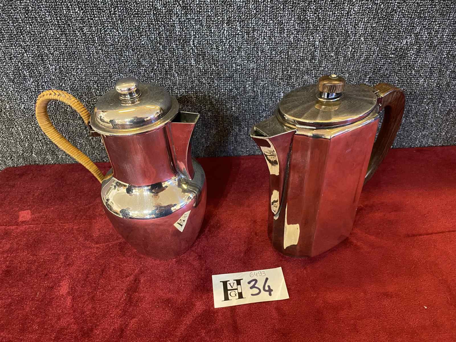 Mise à prix 20 € 
2个水壶，一个是艺术装饰品，一个是19世纪带柳条把手的水壶