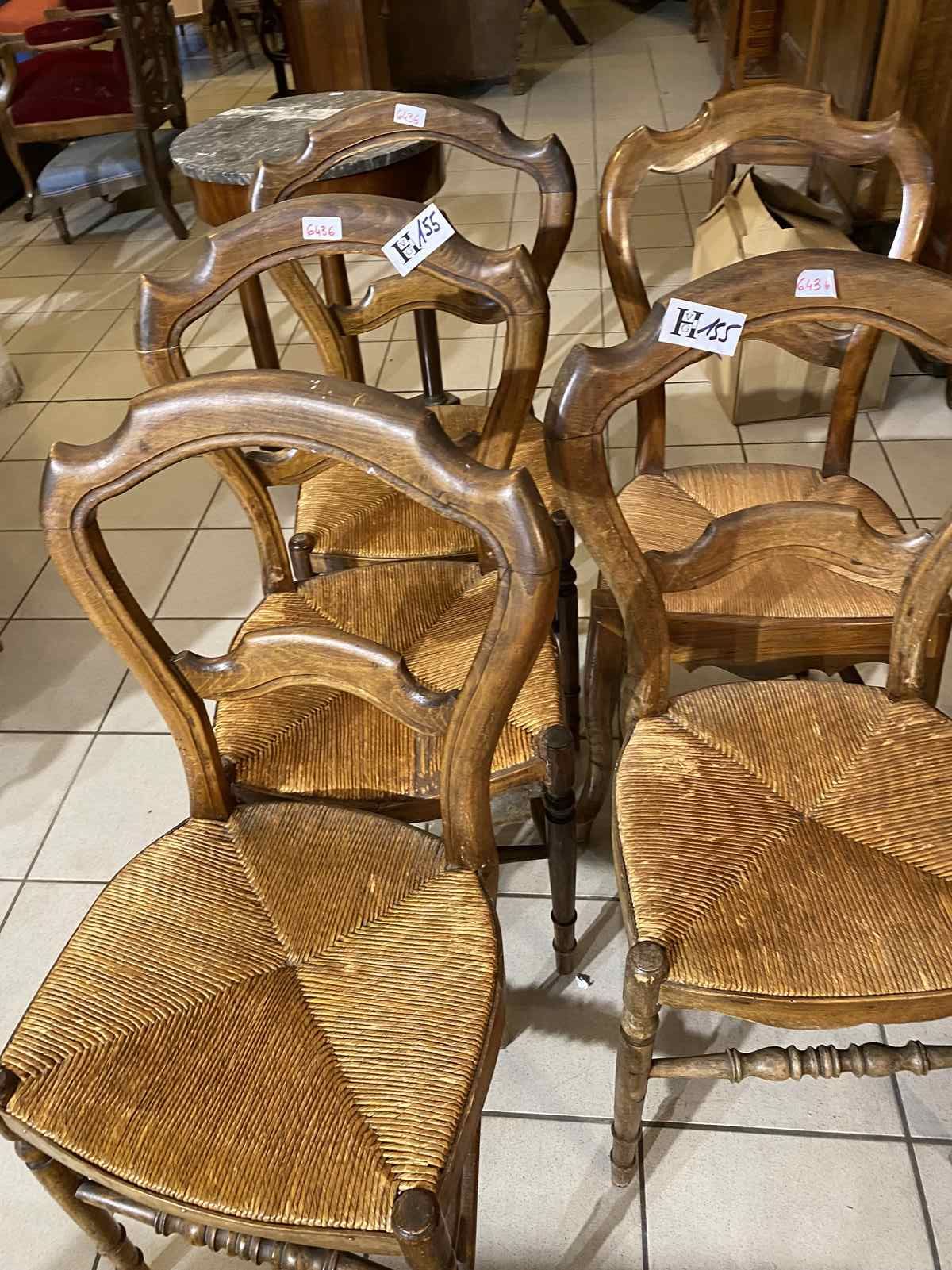 Mise à prix 20 € 
1 Set aus 5 Stühlen Louis Philippe, Sitzfläche aus Stroh, im O&hellip;