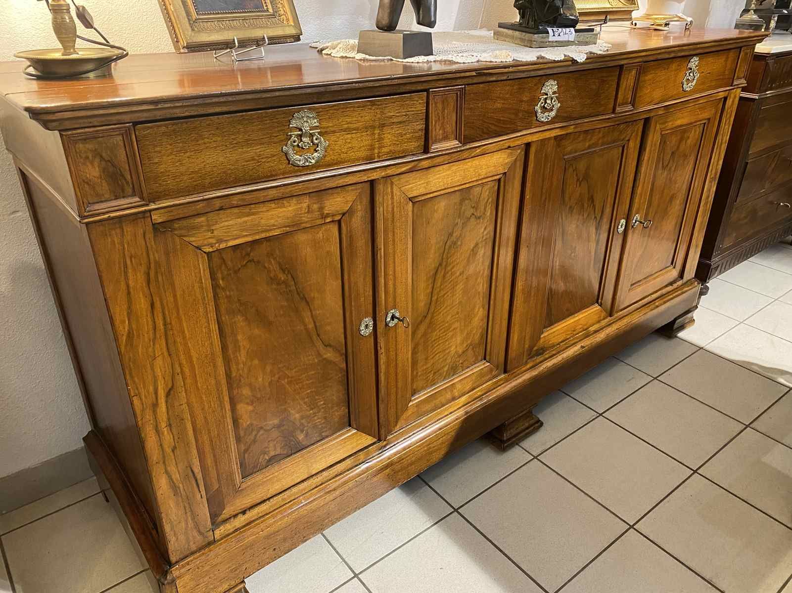 Mise à prix 300 € 
1 Louis Philippe period 19 th walnut sideboard opening to 4 d&hellip;