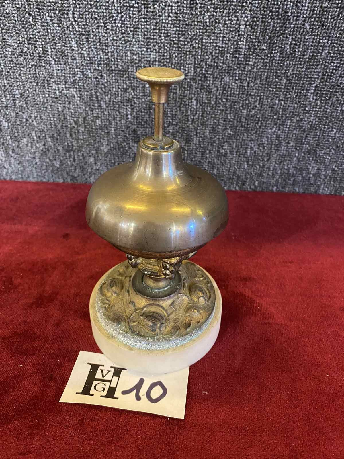 Mise à prix 20 € 
1 Antique table bell