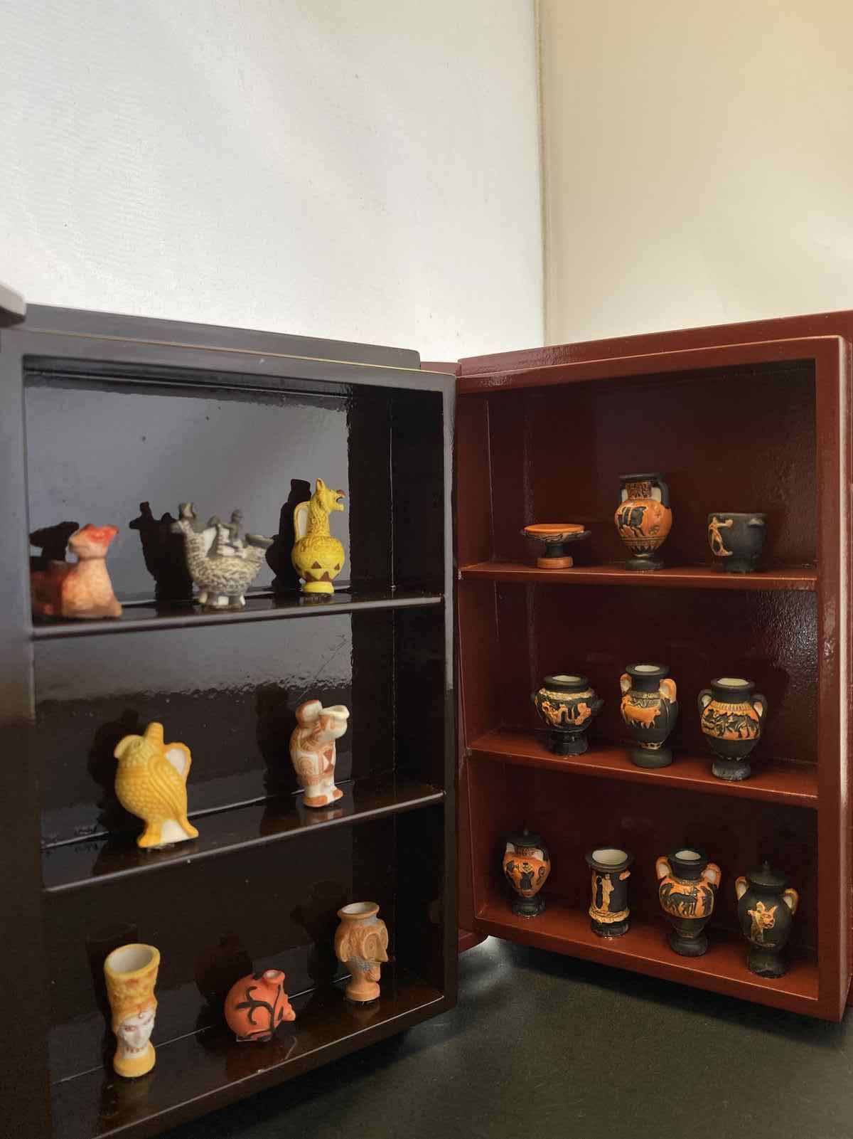 Null 1件装在木箱中的名贵豆子，包括：令人惊叹的古董瓷器和希腊花瓶