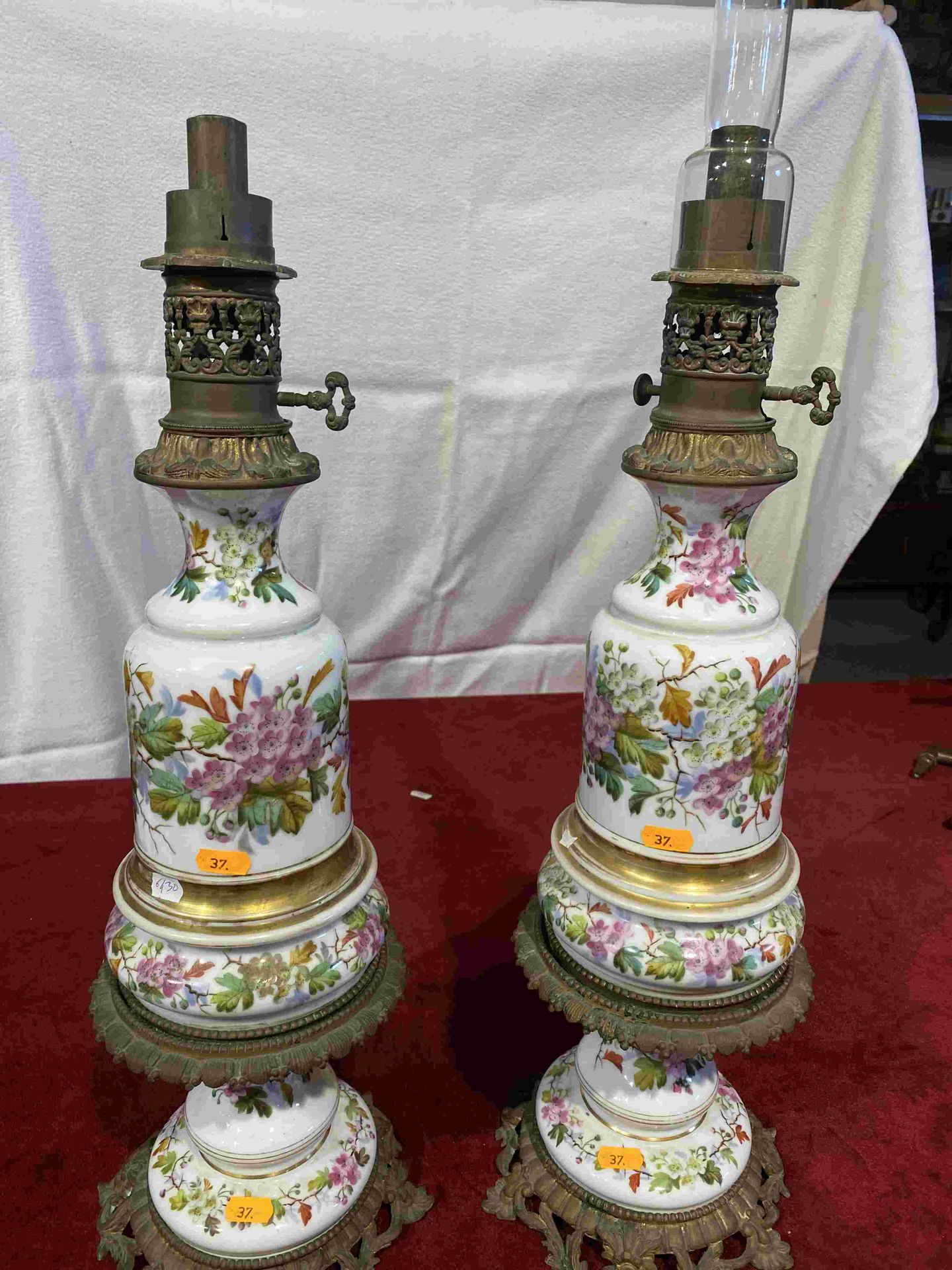 Mise à prix 200 € 1 Pair of oil lamps Restoration period Painted porcelain tank &hellip;