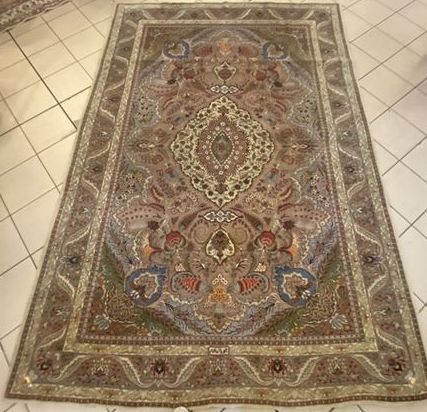 Mise à prix 2000 € 
Beau tapis Tabriz fait main et signé - dim.: 2.00 x 2.89 m
 &hellip;