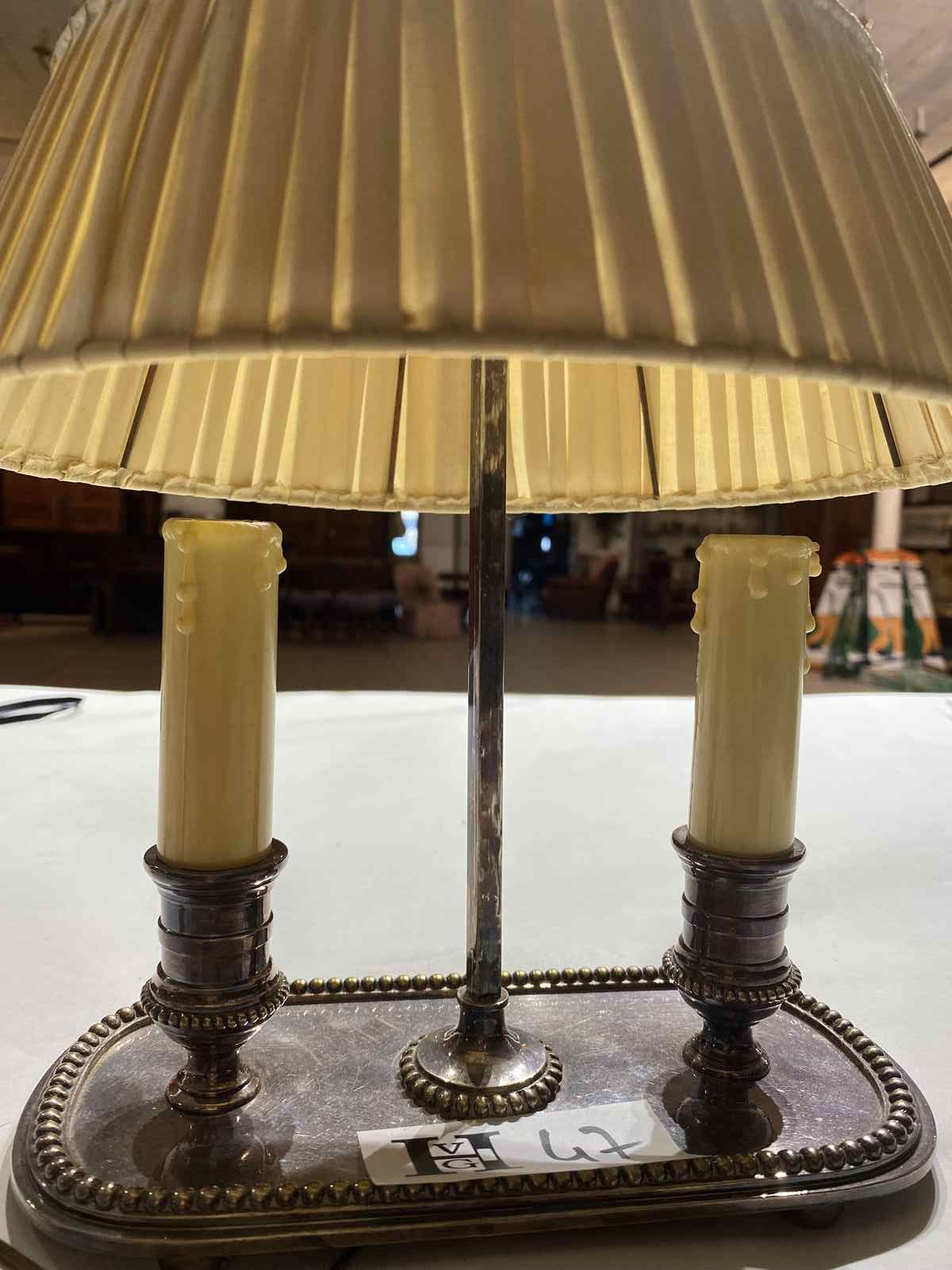 Mise à prix 60 € 
1 Lampada bouillotte in metallo argentato - stile Luigi XVI