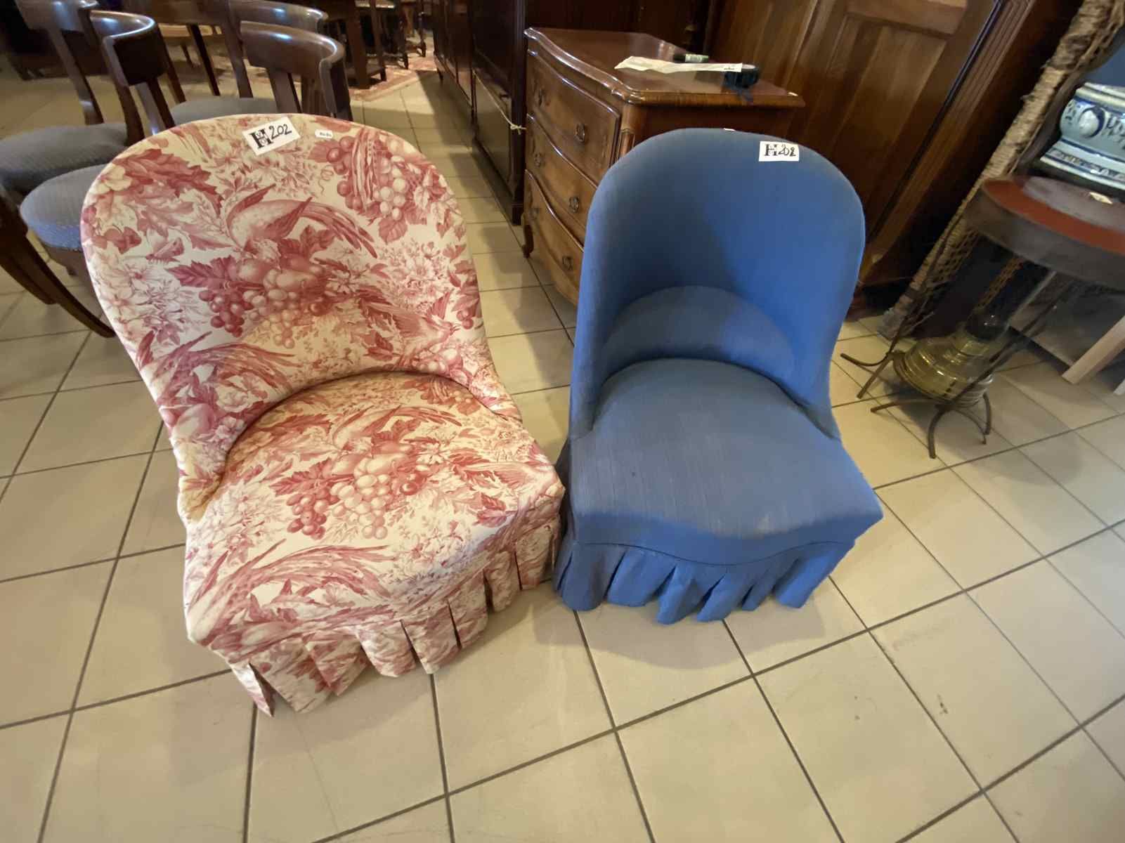 Mise à prix 40 € 1 Paire de fauteuils crapauds - 1 en tissus bleu et 1 en tissus&hellip;