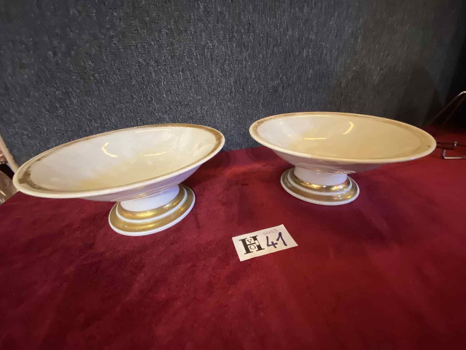 Mise à prix 20 € 
1 Pair of porcelain cups with gold edging, restoration period