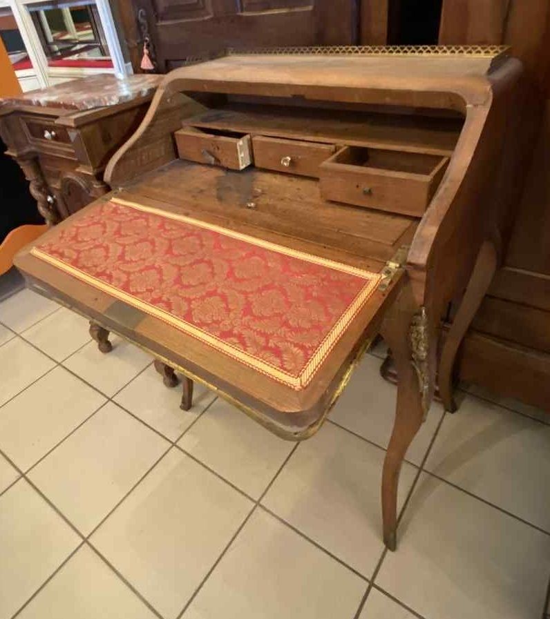 Mise à prix 60 € 1 Petit bureau de dame en palissandre et bois de rose - Façade &hellip;