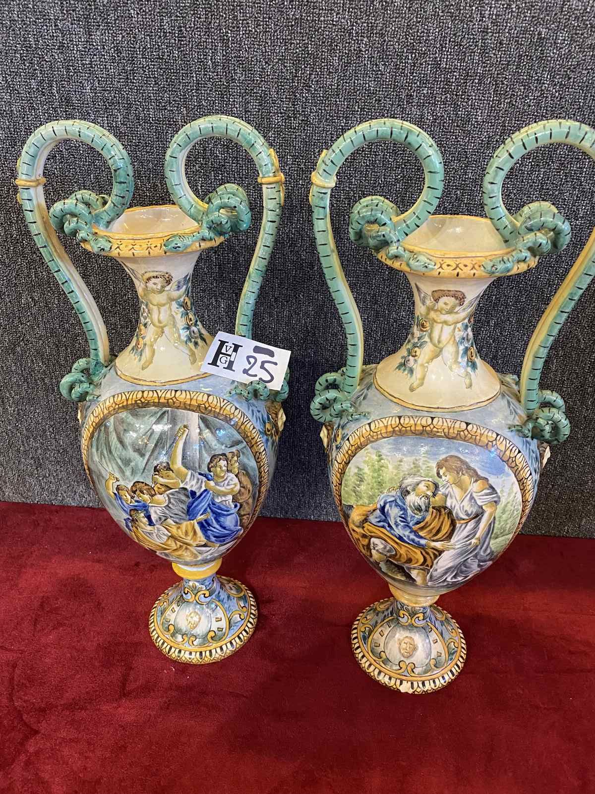Mise à prix 100 € 
一对大的意大利乌尔比诺风格的马乔里卡或陶器花瓶，表现神话场景，有丰富的梦幻般的动物头像和蛇形把手的装饰。19世纪末 --1&hellip;