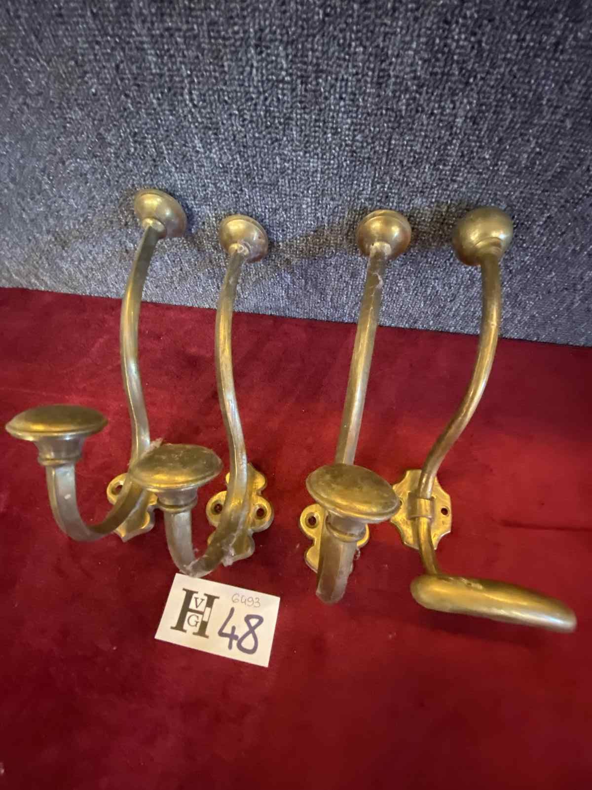 Mise à prix 20 € 4 Brass hooks + 3 identical and 1 different