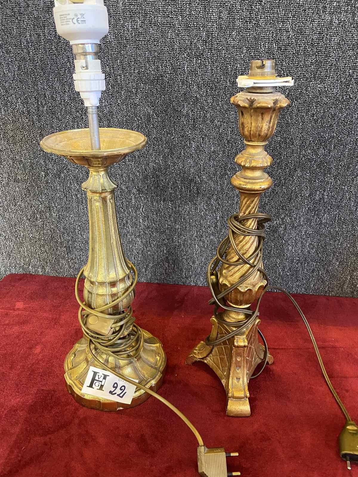 Mise à prix 20 € 2 Pieds de lampe - une en bronze et un en bois doré