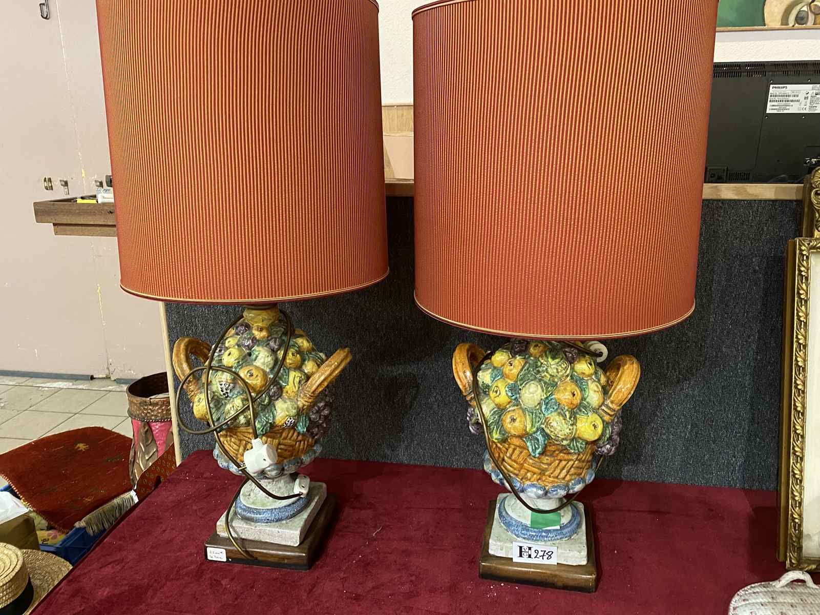 Mise à prix 1000 € 1 Coppia di lampade in ceramica decorate con un cesto di frut&hellip;
