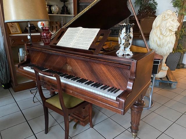 Mise à prix 800 € 1 Piano demi-queue de marque Erard en bois de palissandre fris&hellip;