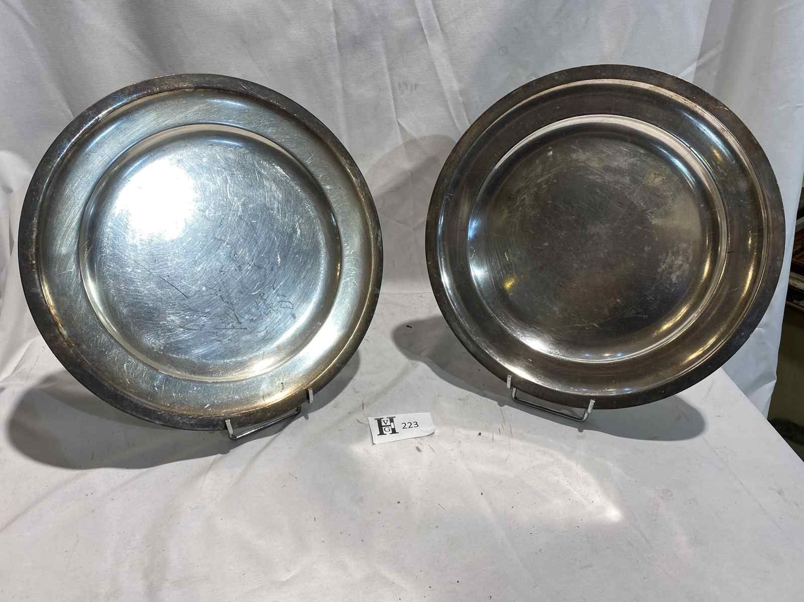 Mise à prix 30 € 2 Large round silver plated dishes - diam. 35 cm