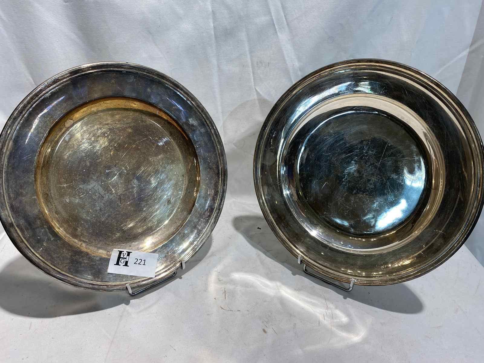 Mise à prix 20 € 2 Round silver plated metal dishes diam. 33 cm