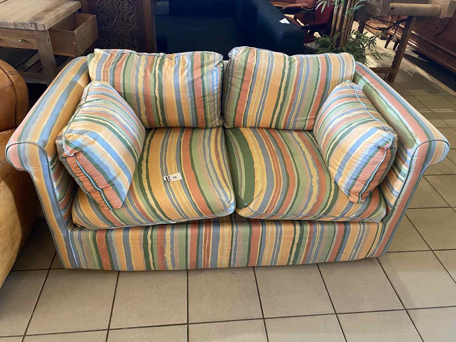 Mise à prix 50 € 
2 two-seater sofas, one convertible - striped fabric good cond&hellip;