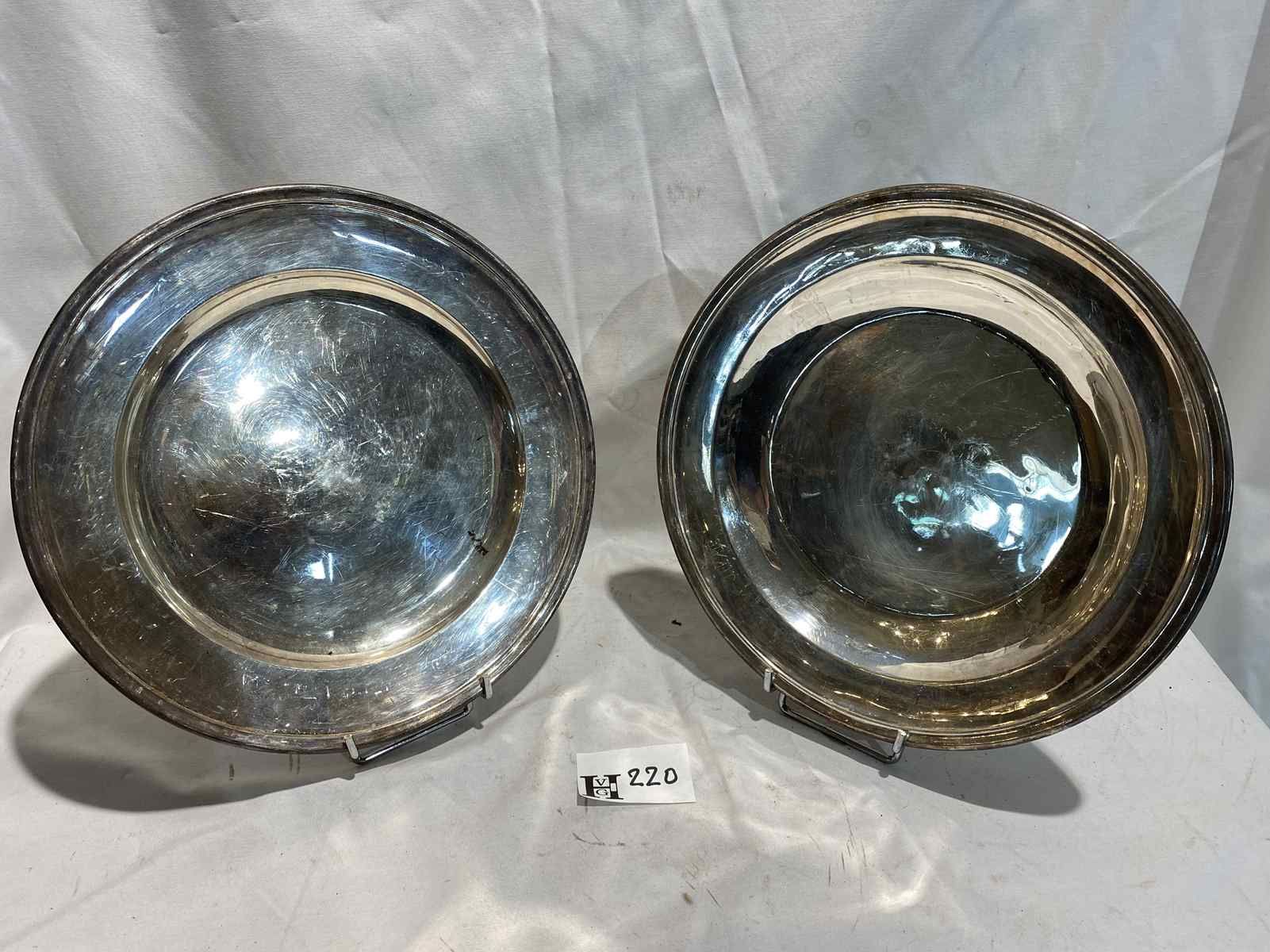 Mise à prix 30 € 2 Round silver plated metal dishes diam. 32 cm