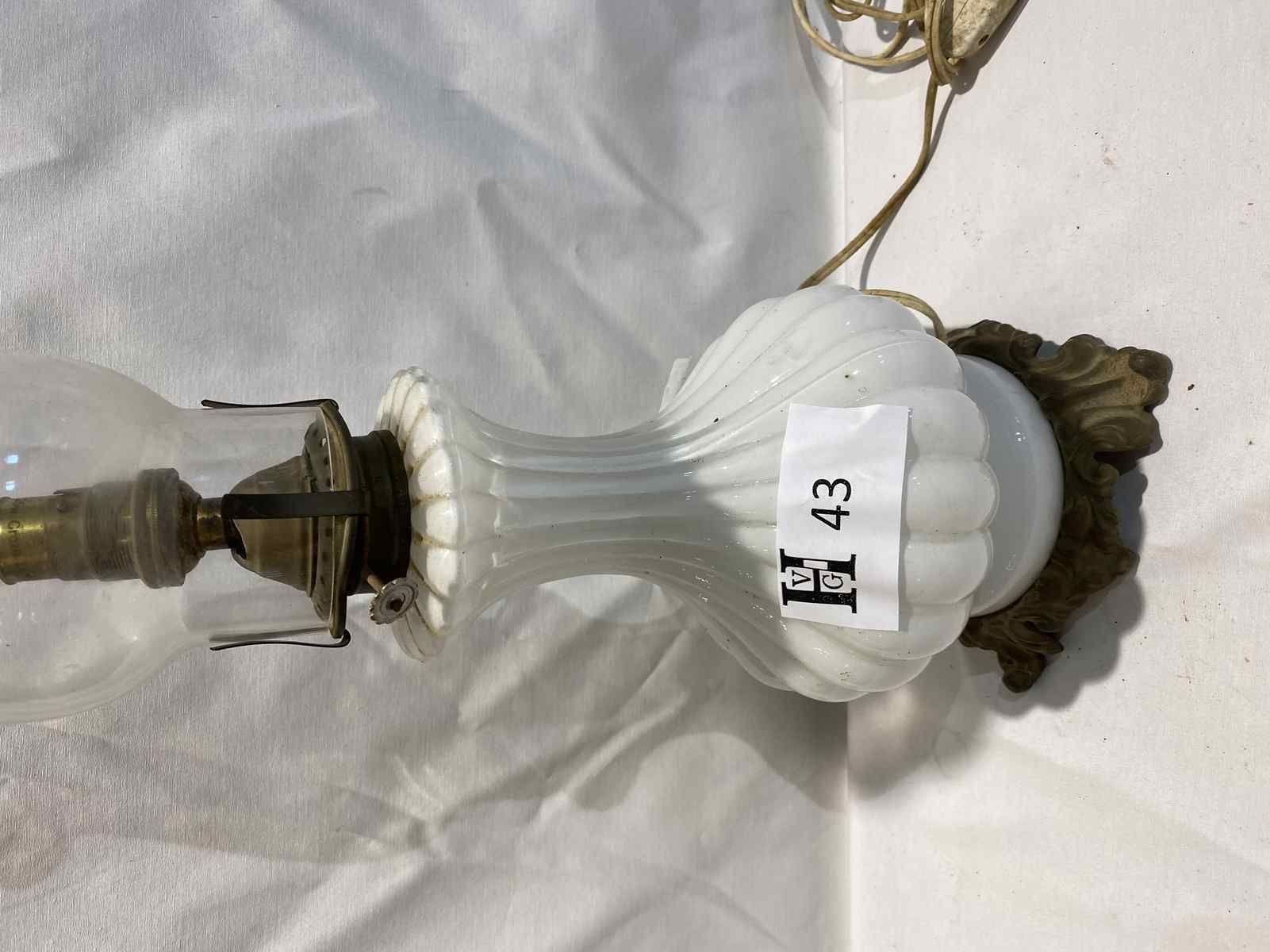 Mise à prix 20 € 
Lampe aus Opalglas - Sockel aus Messing Ende 19. Anfang 20.