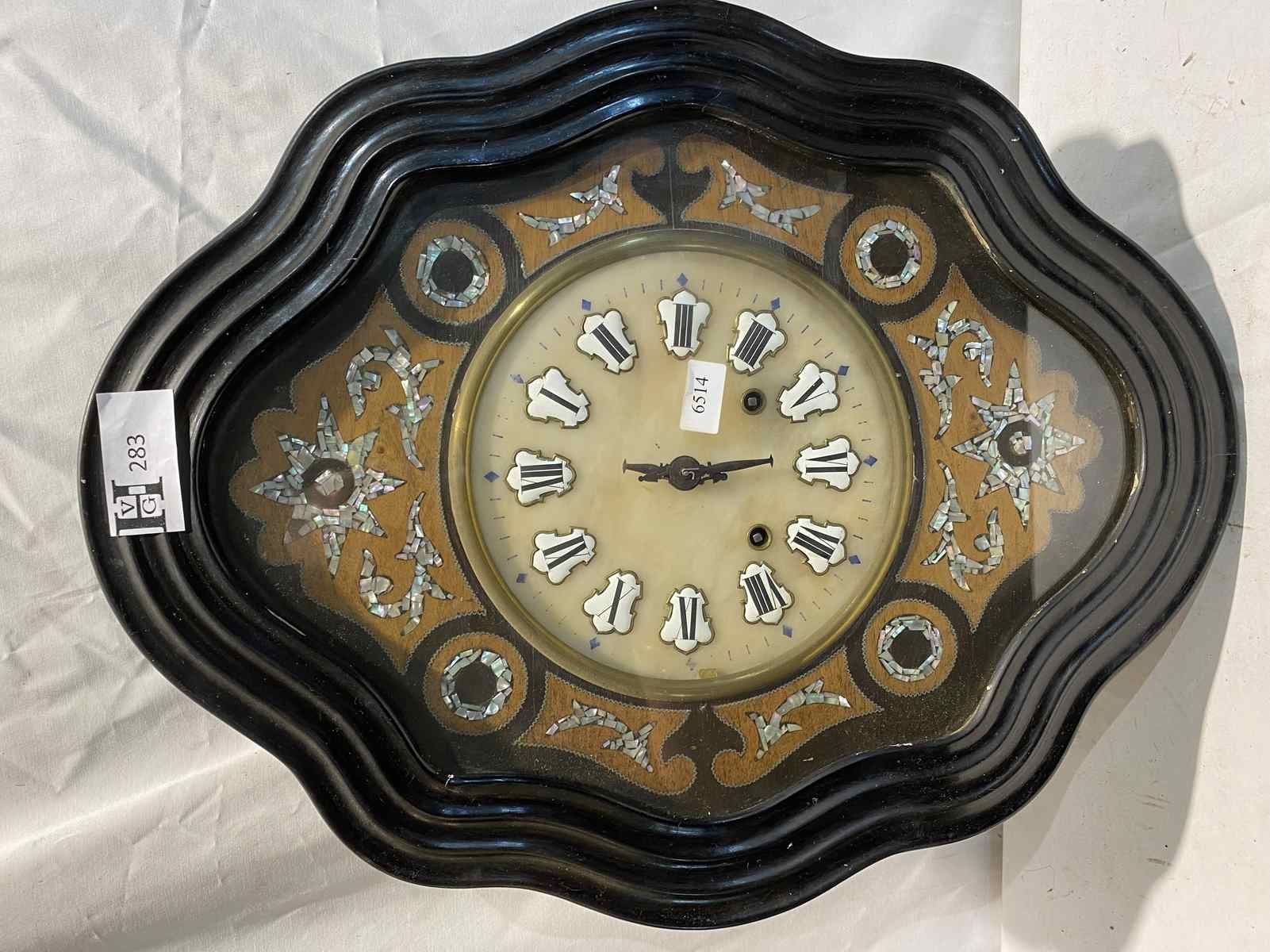 Mise à prix 50 € 
牛眼钟--罗马数字珐琅装饰和珍珠母轮廓--完整的时钟