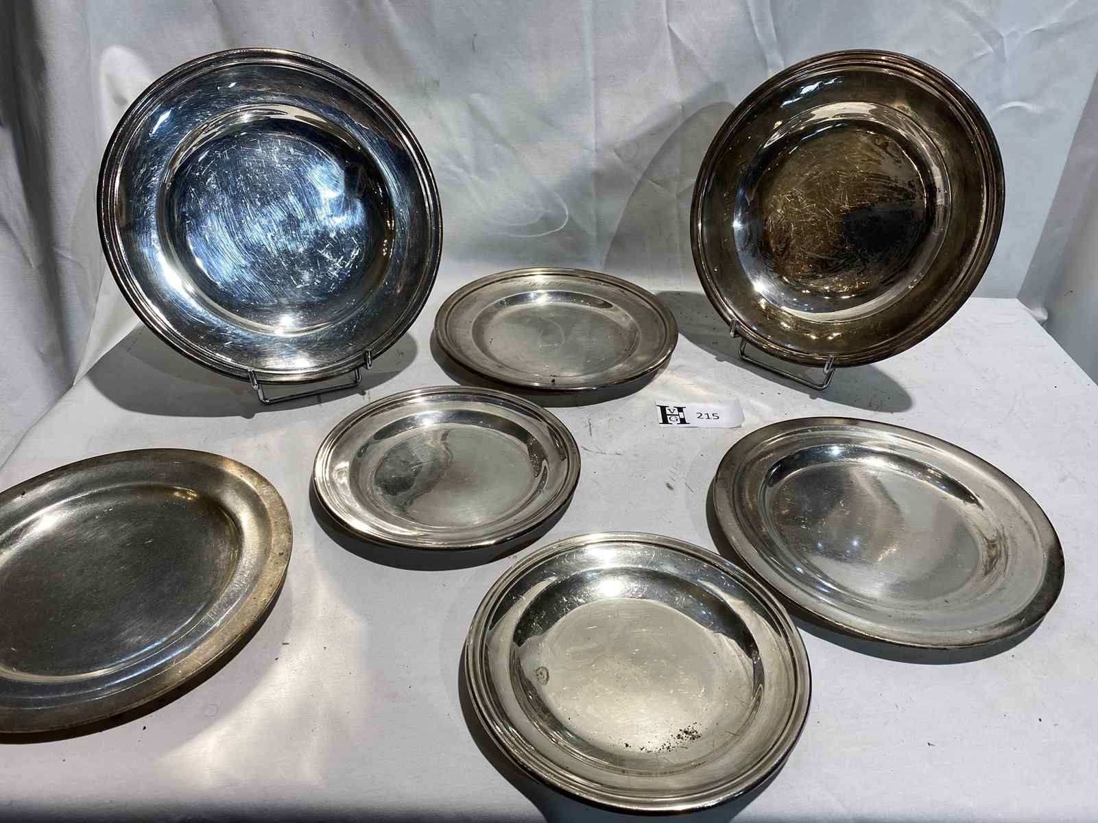 Mise à prix 50 € Lot de 7 plats ronds en métal argenté divers diamètres