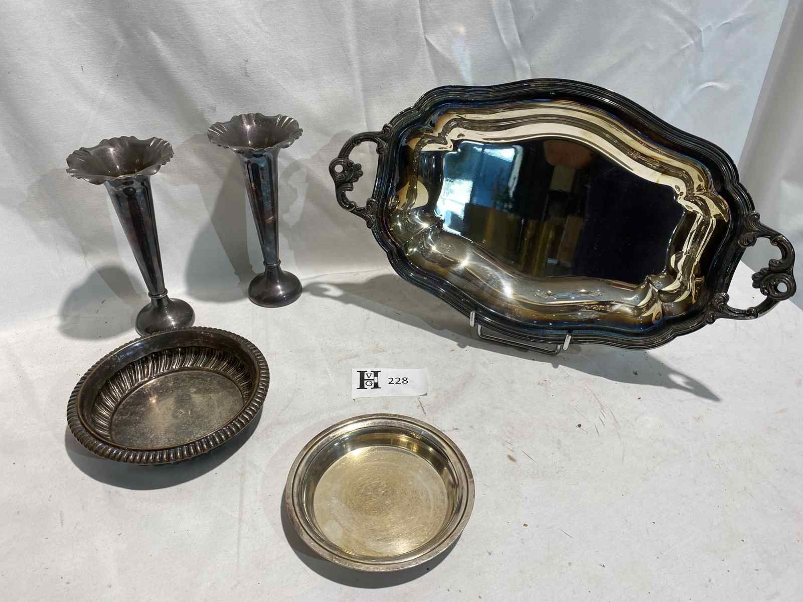 Mise à prix 30 € 
镀银金属的餐桌装饰，包括一个面包篮，2个花瓶和2个瓶座