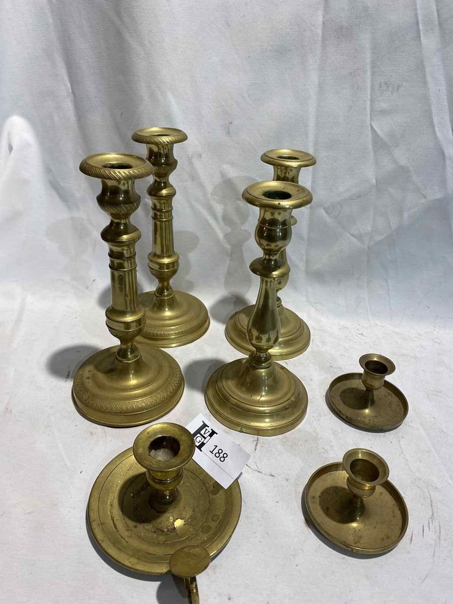 Null 3对19世纪不同型号的黄铜烛台：一个修复型，一个路易-菲利普型，一个小型LP型和一个地窖老鼠型