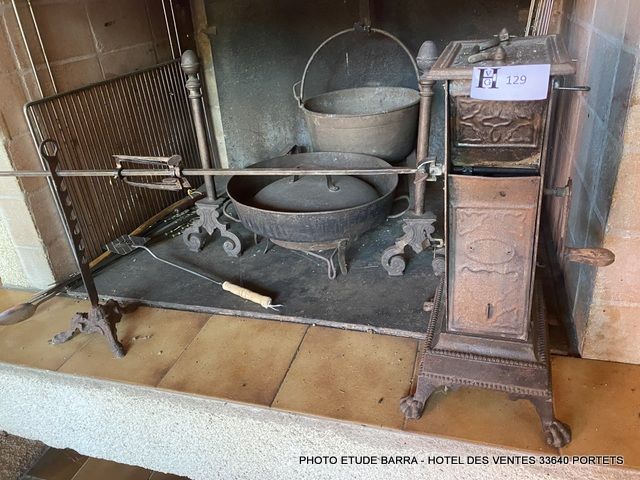 Mise à prix 30 € 
1 Antique spindle lathe with its spindle and its foot
