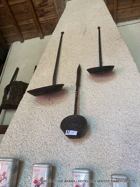 Mise à prix 20 € 1 Set of antique pans + antique tools