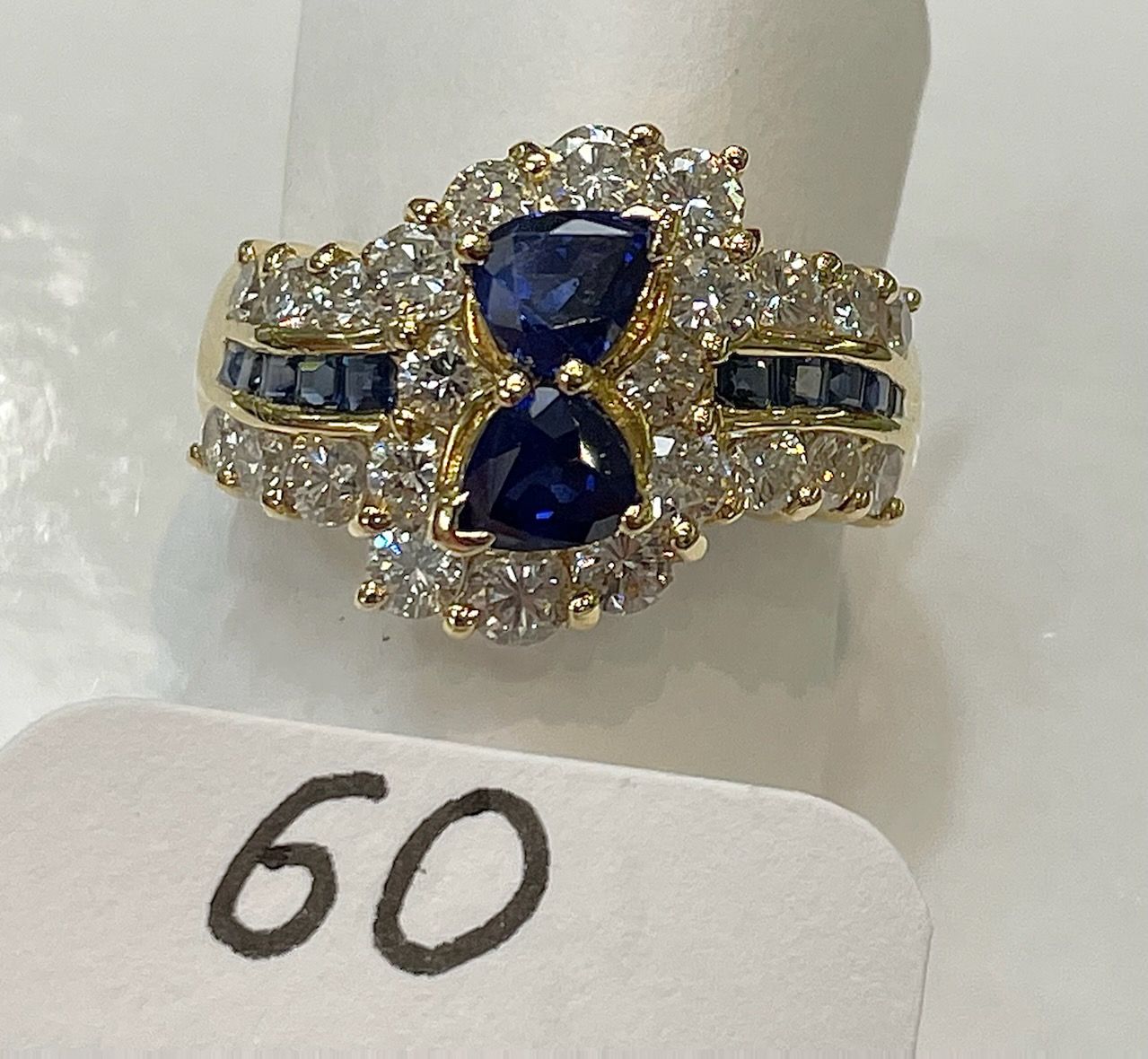 Mise à prix 2680€ 你和我 "黄金戒指，镶嵌2颗梨形切割蓝宝石1.26克拉，配以美丽的明亮式切割钻石1.66克拉和8颗校准的蓝宝石0.30克拉 &hellip;