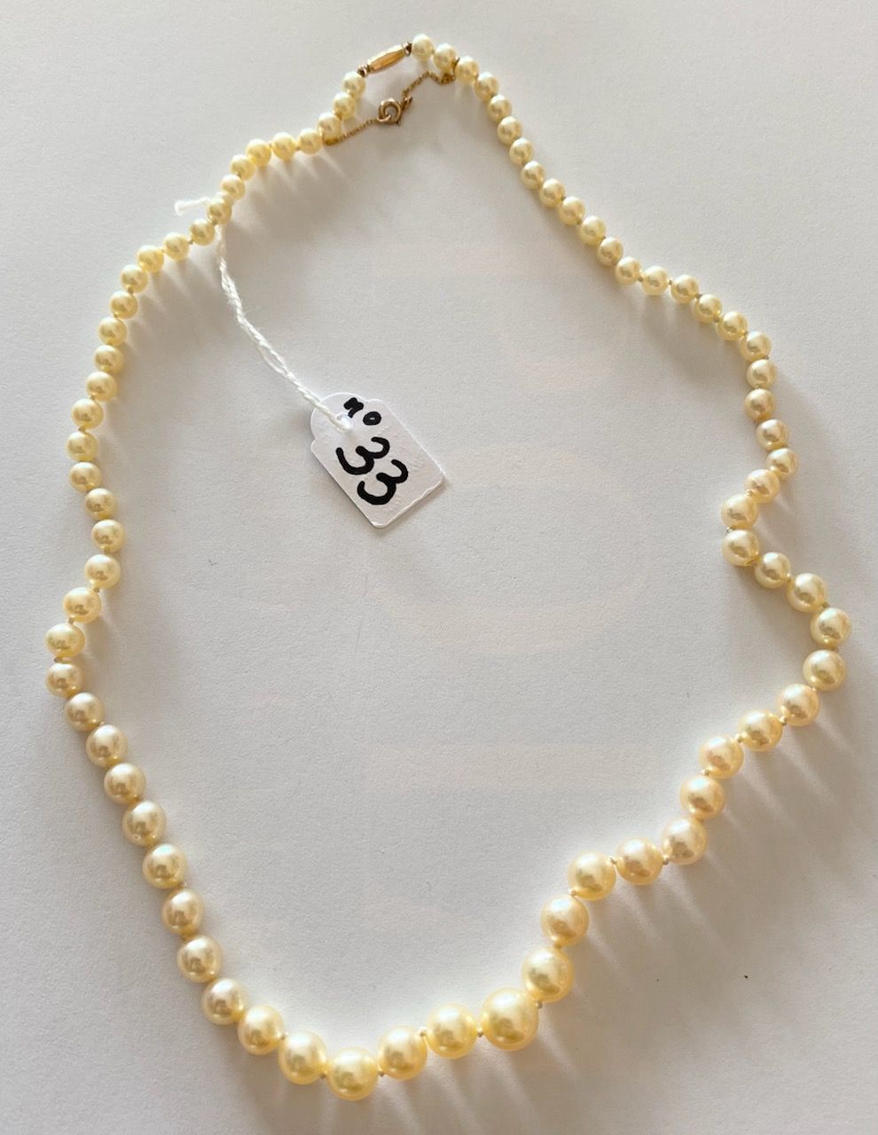 Mise à prix 350€ Necklace of cultured pearls in fall, clasp and safety chain in &hellip;
