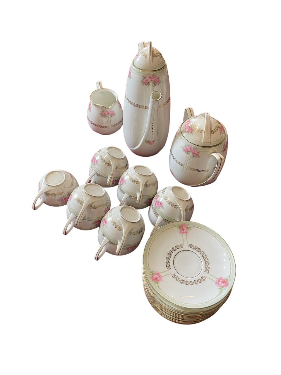 Null 咖啡服务，有三个形状的作品，白底和花卉装饰的瓷器，包括一个咖啡壶，一个牛奶壶，一个糖碗，11个杯子和它们的茶托。