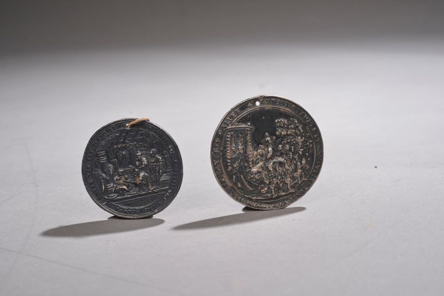 Null Médailles religieuses (percées) en argent, l'une datée 1549 à décor d'une s&hellip;