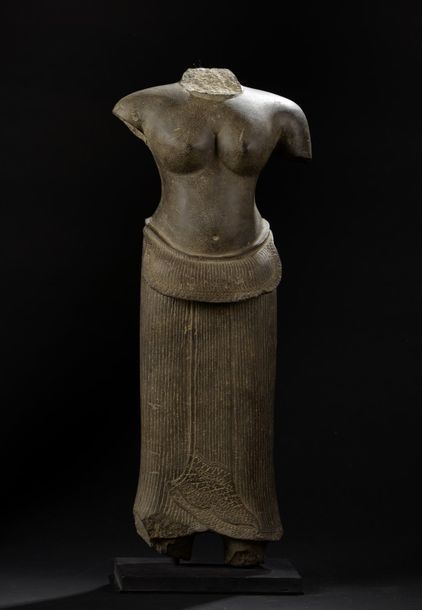 Null Divinité féminine acéphale en grès gris, au buste nu. Le bas du corps est c&hellip;