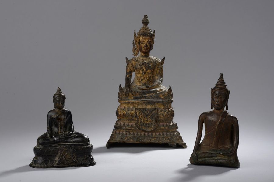 Null Trois statuettes en bronze laqué or, bouddha assis en padmasana, les mains &hellip;