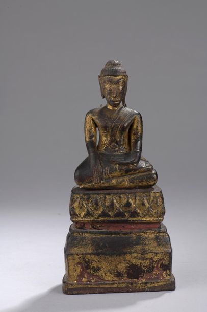 Null Bouddha assis en position de la prise de la terre à témoin, en bois sculpté&hellip;