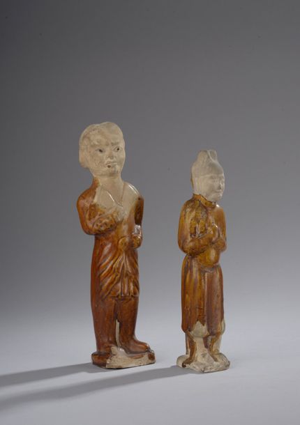 Null Deux statuettes mingqi en terre cuite émaillée brun, représentant des servi&hellip;