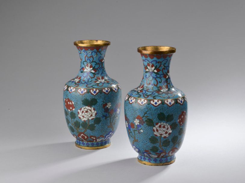 Null CHINE - Fin XIXe siècle.
Paire de vases balustres en bronze doré et émaux p&hellip;