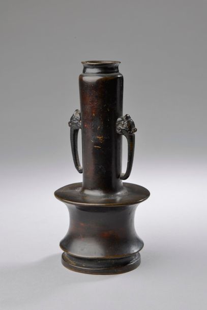 Null CHINE - XIXe siècle.
Vase balustre à col étroit et deux anses en bronze à p&hellip;