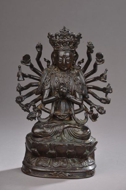 Null CHINE - Époque MING (1368 - 1644).
Statuette de Guanyin à dix-huit bras en &hellip;