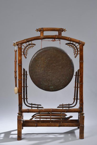 Null CHINE - Début du XXe siècle.
Gong circulaire en bronze martelé, la monture &hellip;